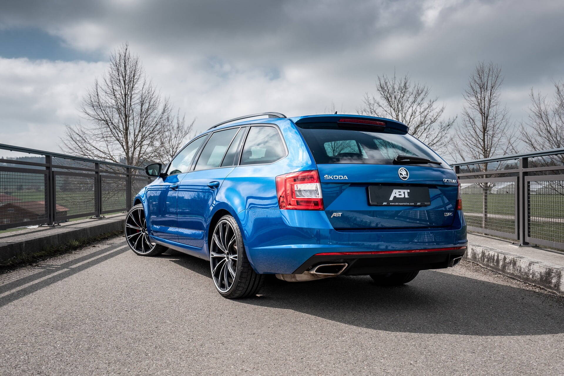 290 HP and new suspension kits: perfect drive for the Skoda