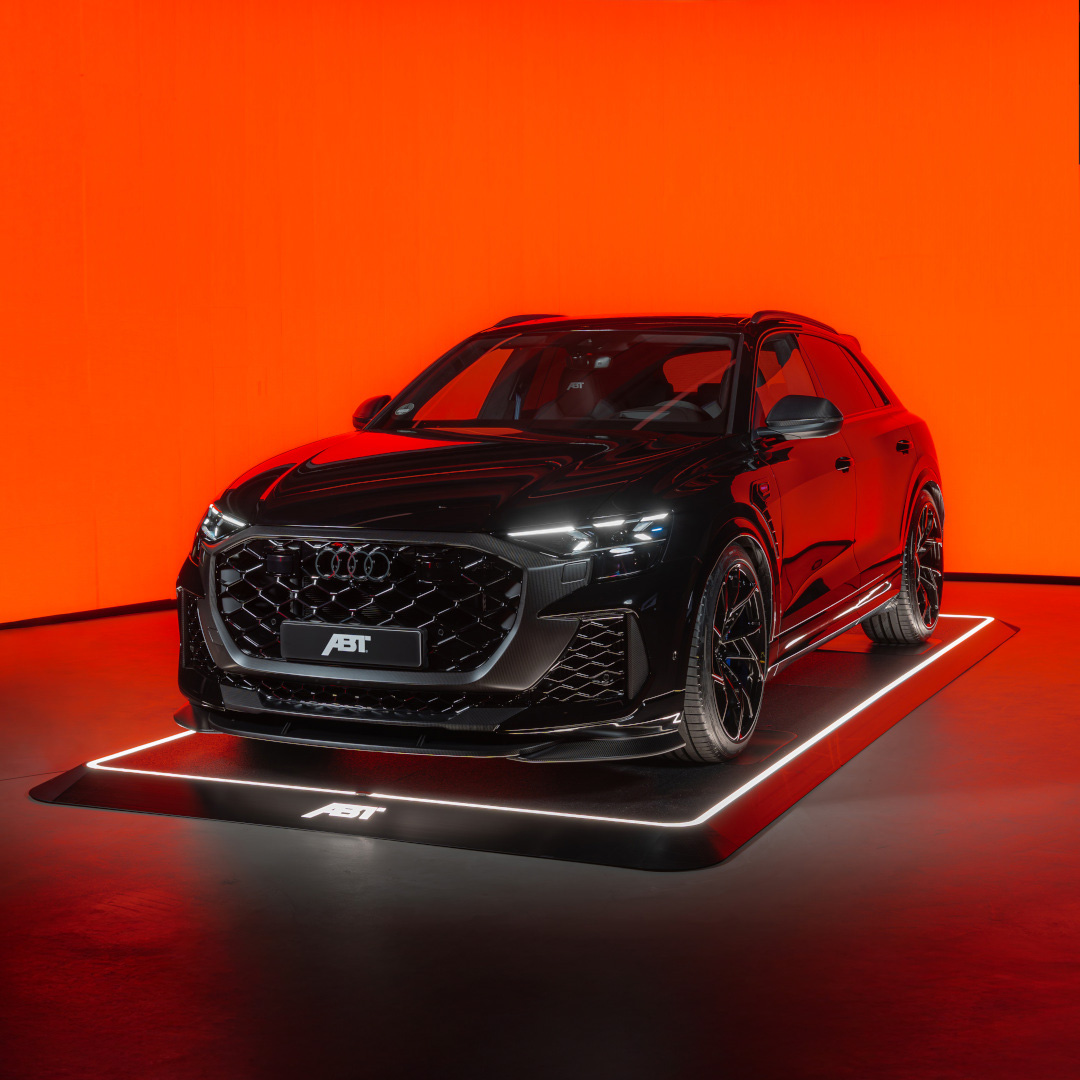 Schwarzer RSQ8-S vor rotem Hintergrund